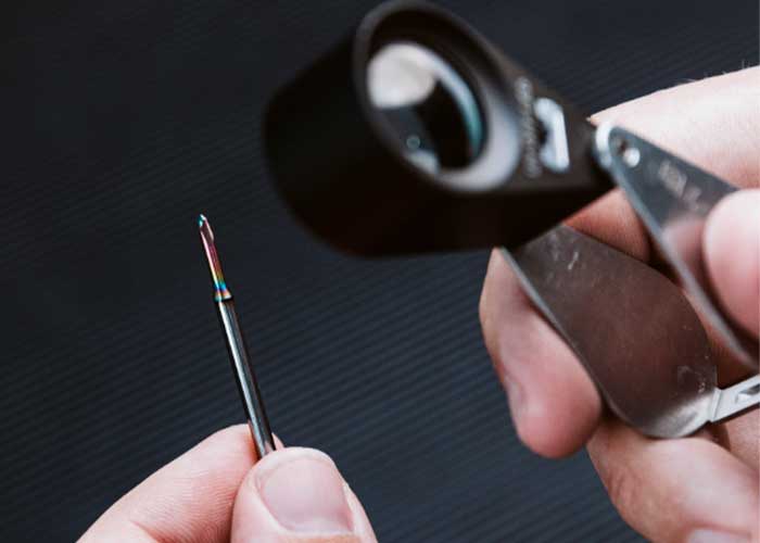 De nieuwe AluLine – Micro frezen zijn leverbaar in verschillende schachtuitvoeringen, lengtes, geometrieën en diameterbereiken van 0,2 mm tot 3,0 mm en uitsteeklengtes van 3xD tot 12xD.