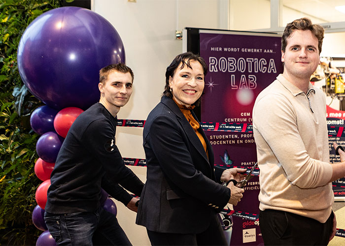 De officiële opening van het Roboticalab, met v.l.n.r. mbo-student Tim Huberts, gedeputeerde van de provincie Limburg Elianne Demollin-Schneiders en hbo-student Bram van Atteveld.