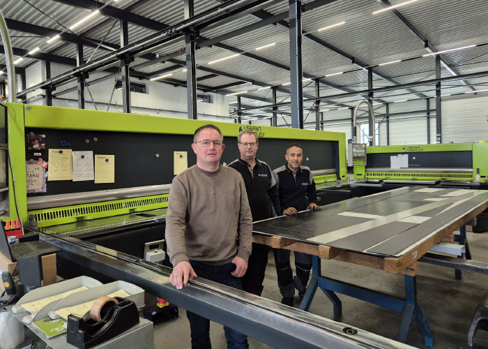 Robbin Wagenaar met twee medewerkers van Stacon bij de nieuwe guillotineschaar. De hoekopstelling biedt veel meer mogelijkheden om meerdere knipbewerkingen uit te voeren aan de plaat die op de machine is geschoven, waardoor snelheid en efficiency toenemen.