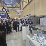 Demonstratie van de DLX 450 tijdens DIMF 2025 in Busan. De industriële 3D-metaalprinter van DN Solutions print complexe componenten met behulp van Laser Powder Bed Fusion-technologie.