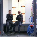 Aldert (26) en Enzo (25) voor de spuitcabine, die het hart van de nieuwe volautomatische poedercoatlijn van MetaCoatings vormt.