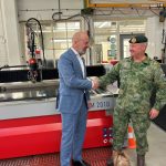 Bij de officiële overdracht van de machine werd een delegatie van Resato gastvrij ontvangen door de commandant van het Logistiek Centrum Woensdrecht.