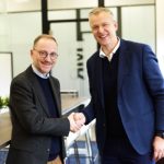 arda Group is gevestigd in Noorwegen, Finland, Denemarken, Zweden en Duitsland en heeft ongeveer 2.100 werknemers in dienst. Met de sterke aanwezigheid van Garda Group in Scandinavië en Duitsland en de gevestigde aanwezigheid van Heras in West-Europa, zal deze overname beide bedrijven in staat stellen om hun sterke punten te benutten om groei, innovatie en hun gedeelde toewijding aan duurzaamheid verder vorm te geven. Klanten profiteren van een uitgebreid portfolio van perimeter beveiligingsoplossingen, state-of-the-art technologie en verbeterde servicemogelijkheden. Door hun krachten te bundelen, zullen Garda Group en Heras een betere positie innemen om hoogwaardige beveiligingsoplossingen in heel Europa aan te bieden. Jon Ola Stokke, CEO van de Garda Group, benadrukt dat de klanten van Garda Group veel voordeel zullen hebben van de recente investeringen in de capaciteit, kwaliteit en efficiëntie van de Heras faciliteiten in Oirschot. “Heras deelt ook onze focus op duurzaamheid en werkt samen met partners in de hele waardeketen om de CO2-uitstoot te verminderen en een meer circulaire economie te implementeren. Deze overname biedt ons nieuwe expertise, een breder productassortiment en moderne technische oplossingen, terwijl het onze Scandinavische aanwezigheid aanvult, onze voetafdruk uitbreidt naar nieuwe gebieden zoals het Verenigd Koninkrijk, de Benelux en Frankrijk, en onze klanten in Duitsland perimeterbeveiligingsoplossingen biedt naast onze bestaande technische beveiligingsoplossingen.” Emmanuel Rigaux, CEO van Heras, voegt hieraan toe: “De Garda Group loopt voorop in technologie en heeft toonaangevende concepten ontwikkeld op het gebied van mechanische beveiliging en service die we graag zelf willen uitrollen. In de toekomst zullen we gebruik maken van elkaars expertise, productportfolio's en geografische reikwijdte, waarvan onze medewerkers en klanten veel profijt zullen hebben.”