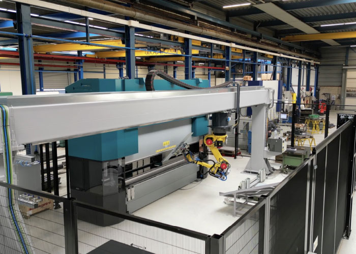 Aalbers|wico kant veel zware delen. Al die producten kunnen nu in één handeling worden gezet. Dat gaat snel en flexibel en het betekent een enorme ontlasting voor de medewerkers. Robotkantcel