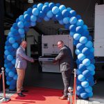 Jeroen Arentsen van REW Machines (links) en Robert Dimmler, directeur Verkoop bij Lissmac, verrichten de opening van het Lissmac Demo Center in het Gelderse Dieren.