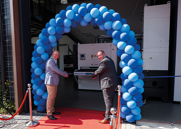 Jeroen Arentsen van REW Machines (links) en Robert Dimmler, directeur Verkoop bij Lissmac, verrichten de opening van het Lissmac Demo Center in het Gelderse Dieren.
