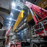 Tandem hijsen van een nieuwe kraanliggerbalk met twee mobiele kranen. (Foto: thyssenkrupp Steel)