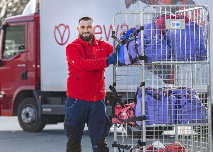 Mewa levert een complete dienstverlening, bestaande uit het beschikbaar stellen, leveren, ophalen en onderhouden van het textiel, alsook het herstellen en vervangen bij slijtage.