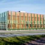 De constructie bestaat uit 61 bovenstijlen en bijbehorende koppelprofielen. Elk onderdeel is thermisch verzinkt en tweelaags gepoedercoat.