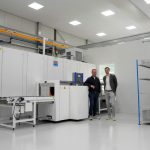 Clemens Koster (l) en Hugo Oude Reimer bij de nieuwe cleanroom van ProCleanroom en de nieuwe Karl Roll dampontvettingsinstallatie.