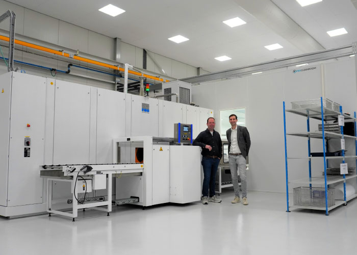 Clemens Koster (l) en Hugo Oude Reimer bij de nieuwe cleanroom van ProCleanroom en de nieuwe Karl Roll dampontvettingsinstallatie.