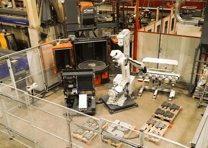 Het slijpen en stralen gebeurt direct naast de snijmachines.