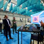 Defensie wil samenwerken met innovatieve bedrijven. Dat gebeurt o.a. via MINDbases (Military Innovation by Doing), zoals bij YES!Delft. Dit zijn ontmoetingsplekken voor startups en MKB’ers met oplossingen, die ook voor Defensie van waarde kunnen zijn.