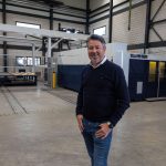 Ronald Fokkink bij de lasersnijmachine (4x2 meter) van Trumpf, met automatische aan- en afvoer van materiaal, die recent bij Assink & Schipholt is geïnstalleerd.