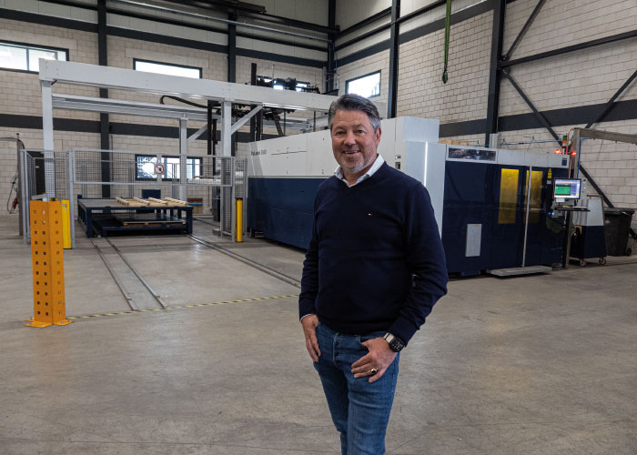 Ronald Fokkink bij de lasersnijmachine (4x2 meter) van Trumpf, met automatische aan- en afvoer van materiaal, die recent bij Assink & Schipholt is geïnstalleerd.