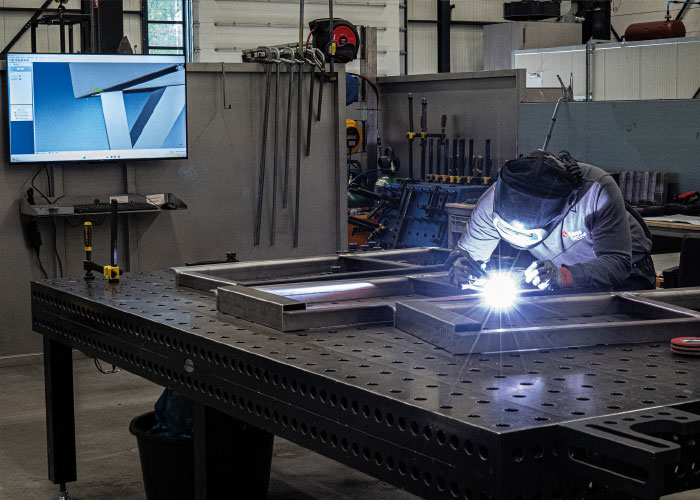 De werkplaats is opnieuw ingericht, alle machines zijn onderhouden en wordt veel meer gebruik gemaakt van de mogelijkheden die de ERP-software biedt. De lassers vinden nu alle informatie die ze nodig hebben op grote beeldschermen.