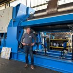 Sales manager Wim van Kranen van Make-it voor een grote rollenwals van Haeusler.