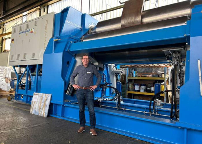 Sales manager Wim van Kranen van Make-it voor een grote rollenwals van Haeusler.