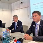 V.l.n.r.: Udo Hipp (marketingleider), Franz-Xaver Bernhard en Kai Bacher vertellen tijdens de persconferentie over de nieuwste investeringen en ontwikkelingen van Hermle.