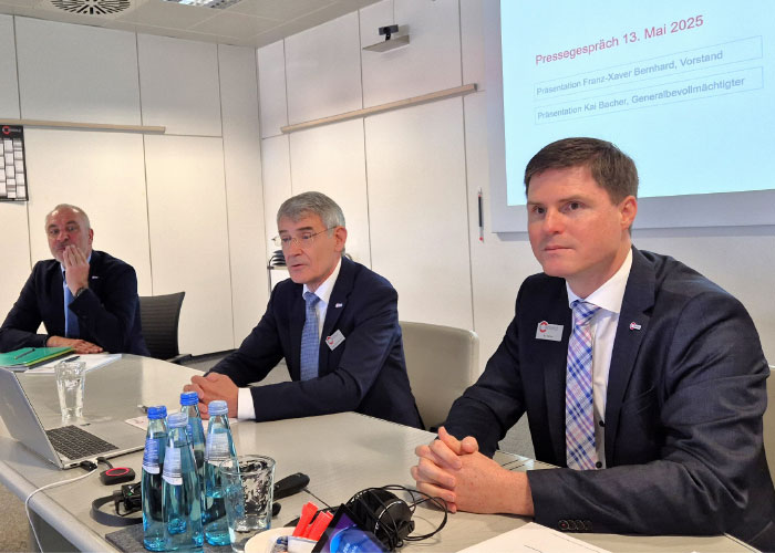 V.l.n.r.: Udo Hipp (marketingleider), Franz-Xaver Bernhard en Kai Bacher vertellen tijdens de persconferentie over de nieuwste investeringen en ontwikkelingen van Hermle.