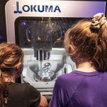 De Okuma CNC-freesmachine bleek een schot in de roos. Kinderen, ouders én professionals bleven geboeid staan bij de demonstraties.