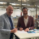 In aanwezigheid van gedeputeerde Erwin Hoogland (provincie Overijssel) ondertekent Metaalunie districtsvoorzitter Auke Sjoerd Tolsma het Memorandum of Understanding (MoU) voor de aansluiting bij Think East Netherlands.