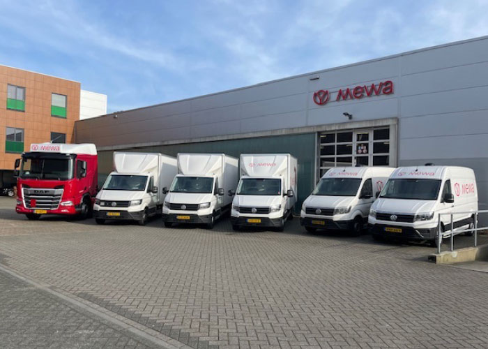 Mewa beschikt in Amersfoort over kantoren, een showroom en een magazijn. Er worden hier geen poetsdoeken en kleding gewassen. Dat gebeurt bij zusterbedrijven in België en Duitsland.