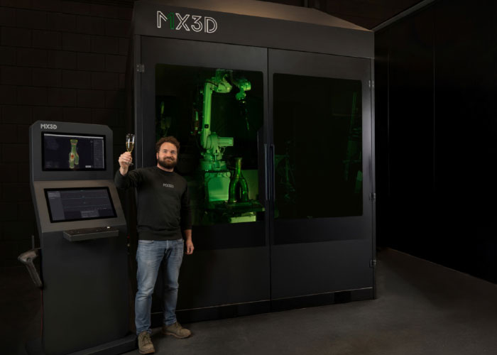 Dankzij de nieuwe financiering kan MX3D volgens CEO Gijs van der Velden de activiteiten opschalen, haar technologie verder ontwikkelen en de voordelen van 3D-robotachtig 3D-printen naar nog meer industrieën wereldwijd brengen.