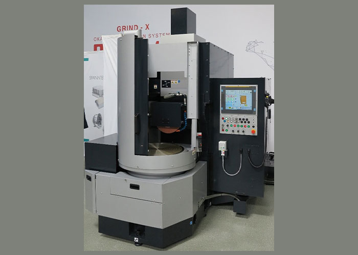 De PRG6 draaitafel slijpmachine met iQ besturingstechnologie. (Foto's: KKOMM)