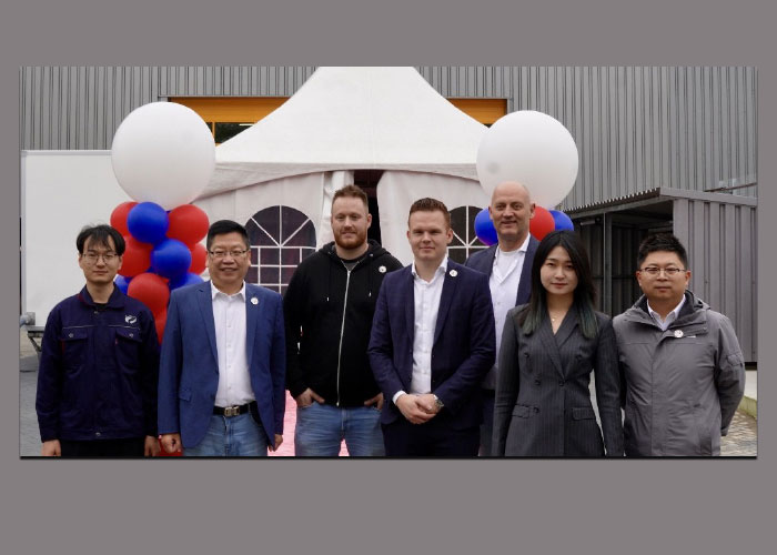 Jeroen Carmiggelt (derde van rechts) en collega’s van Penta Laser Benelux met een delegatie van Penta Laser uit China, die het open huis van het nieuwe kantoor in Deurne bijwoonde.