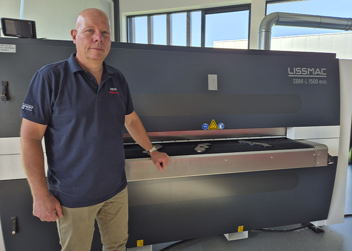 Jeroen Arentsen bij een van de Lissmac machines in het nieuwe Demo Center: “We kunnen de top van de markt voorzien van complete oplossingen op het gebied van ontbramen, afronden en finishen en ondersteuning bieden daar waar nodig.”