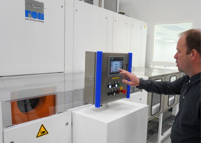 De besturing van de Karl Roll dampontvettingsinstallatie maakt het mogelijk om eenvoudig verschillende programma’s aan te maken voor diverse materialen, reinigingsdoelen en doorlooptijden.