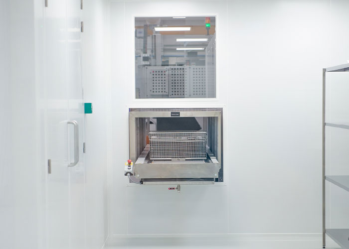 Herverontreiniging wordt voorkomen dankzij een sluis die de reinigingsinstallatie direct verbindt met de cleanroom.