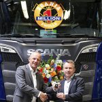 Managing Director Peter Magnusson van Scania Production Zwolle draagt het miljoenste voertuig over aan Janko van der Baan, Managing Director van Scania Nederland.