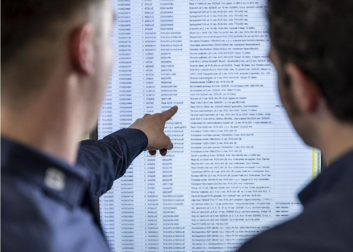 Op de digitale planborden op de werkvoorbereiding geven kleurcodes bij de orderregels aan hoe de zaken ervoor staan en waar misschien even gas gegeven moet worden om de afgesproken levertijden te halen.