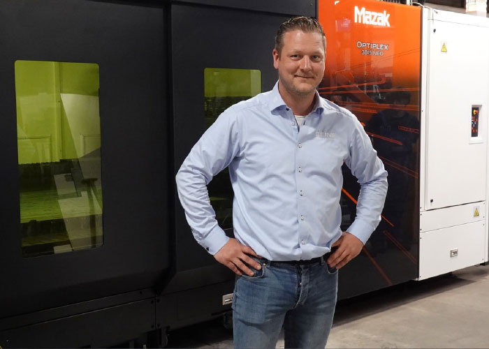 Manager Gerold Snijders van Seine Metaal bij de nieuwste aanwinst, een Mazak Optiplex 3015 NEO lasersnijmachine met een vermogen van 10 kW. “Wij kunnen nu tot 30 mm staal snijden, dat kunnen er hier in de omgeving niet veel.”