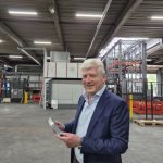 Directeur Johan Zwarts van VDL Postma bij het nieuwe geautomatiseerde lasersnijsysteem van Bystronic, bestaande uit een 10 kW vlakbedlaser, een opslagmagazijn, een be- en ontlaadsysteem en een sorteerunit.