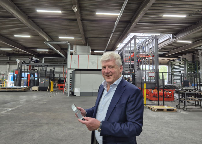 Directeur Johan Zwarts van VDL Postma bij het nieuwe geautomatiseerde lasersnijsysteem van Bystronic, bestaande uit een 10 kW vlakbedlaser, een opslagmagazijn, een be- en ontlaadsysteem en een sorteerunit.