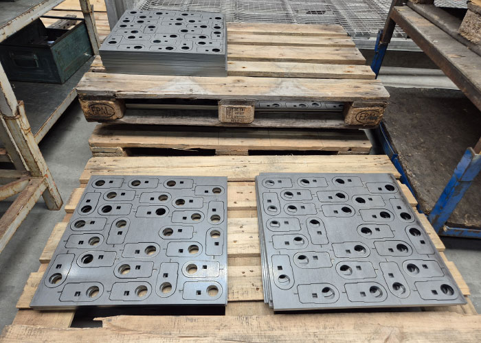 Het optimaal benutten van de sorteerinstallatie is ook een kwestie van creatief zijn. Onderdelen die te klein zijn voor automatisch uitsorteren, worden bijeengebracht in clusters. Die gaan naar de lasserij, waar de lassers de onderdelen er uitslaan.