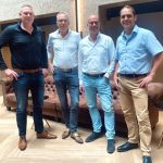 V.l.n.r. Dennis Grolleman (eigenaar DG Steel Group) en Jan van de Maat, Arnold Hofmeijer Maat en Frank Gelen van de MaatHof Groep. Gelen, nu nog CEO bij de MaatHof Groep, neemt de rol van CEO binnen de DG Steel Group op zich.