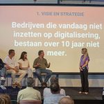 Het kennisprogramma werd besloten met een panel van ondernemers, die aan de hand van een aantal stellingen spraken over hun ervaringen met de digitale fabriek. NEXT 2025
