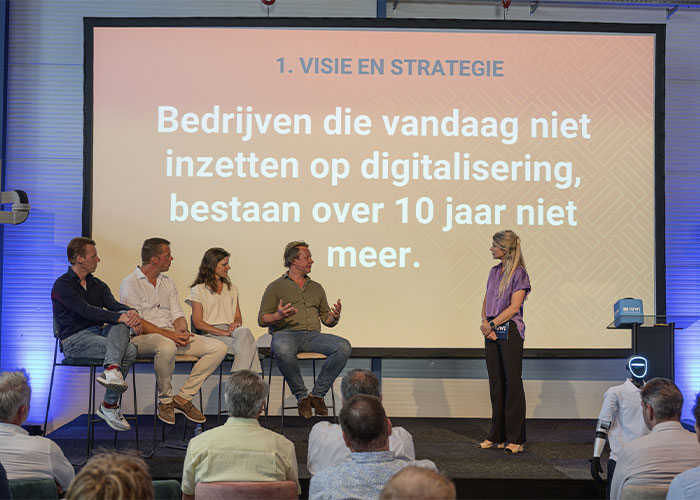 Het kennisprogramma werd besloten met een panel van ondernemers, die aan de hand van een aantal stellingen spraken over hun ervaringen met de digitale fabriek. NEXT 2025