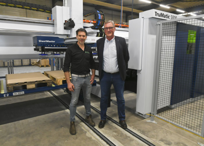 Directeur Barry Noordman van Arbèl en Teus Vonk, accountmanager van Trump, bij de nieuwe installatie. “We hebben veel van Trumpf gevraagd”, zegt Noordman.