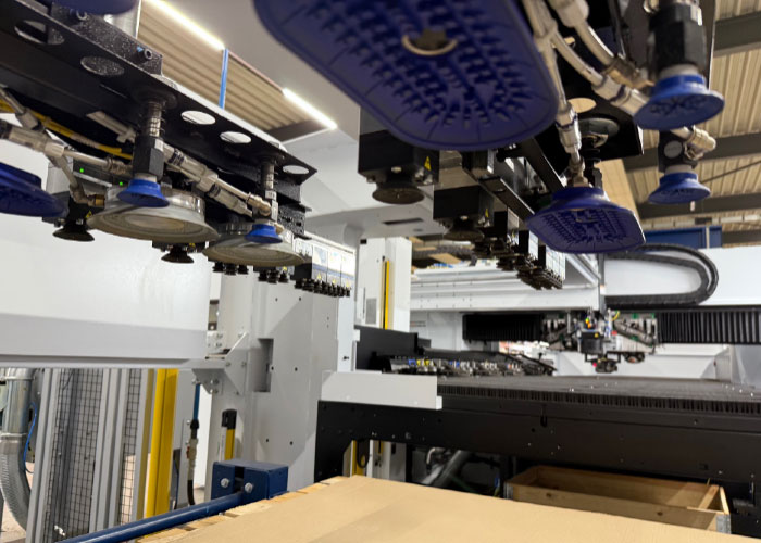 De SheetMaster sorteert met kleine zuignapjes zodat geen krassen ontstaan. De zuignappen zitten op twee balken die zowel in de X- als Y-richting kunnen bewegen. Zo kunnen ze ideaal kunnen worden gepositioneerd voor het uitnemen van ieder product vanaf het borstelbed.