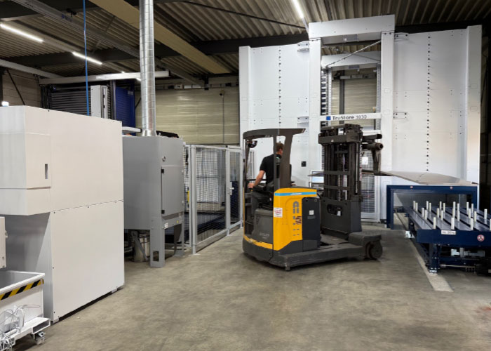 De TruStore wordt beladen aan de achterzijde van de machine.