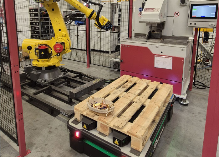 De BTS 460 NC-cel zaagt gebogen buizen volledig autonoom met hulp van een robotarm en AGV-systeem. Met deze geautomatiseerde zaagcel, die is ontwikkeld in samenwerking met JTA Connection uit Finland, toont Behringer hoe automatisering een antwoord biedt op het tekort aan vakmensen.