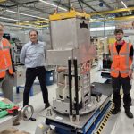 V.l.n.r. Martijn van Beckhoven (Dumaco Varsseveld), Eric Horsselenberg (Eaton), Ruben Klein Nibbelink (Dumaco Varsseveld) en Arjan Veehof (Eaton) bij de assemblage in Hengelo, waar de in Varsseveld geproduceerde RVS tanks hun plek krijgen in het Xiria NGX schakelsysteem.