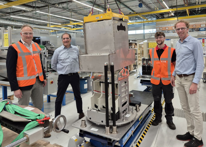 V.l.n.r. Martijn van Beckhoven (Dumaco Varsseveld), Eric Horsselenberg (Eaton), Ruben Klein Nibbelink (Dumaco Varsseveld) en Arjan Veehof (Eaton) bij de assemblage in Hengelo, waar de in Varsseveld geproduceerde RVS tanks hun plek krijgen in het Xiria NGX schakelsysteem.