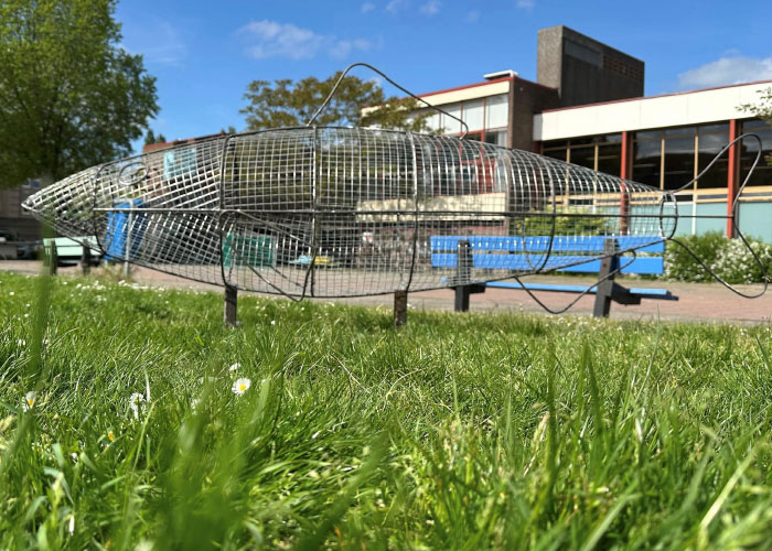 De door Voscon geproduceerde metalen haringen zijn geplaatst bij acht Vlaardingse basisscholen om leerlingen te leren over het schoonhouden van hun leefomgeving.