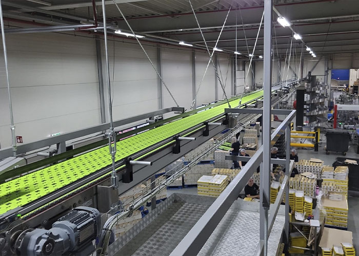 De nieuwe productielijn met de Highrunner palletiseermachine beschikt over een laagformeer- en laagafleg module, een palletlift en een vellenlegger.
